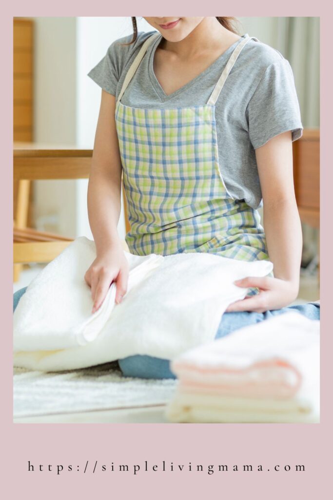 Folding laundry homemaker